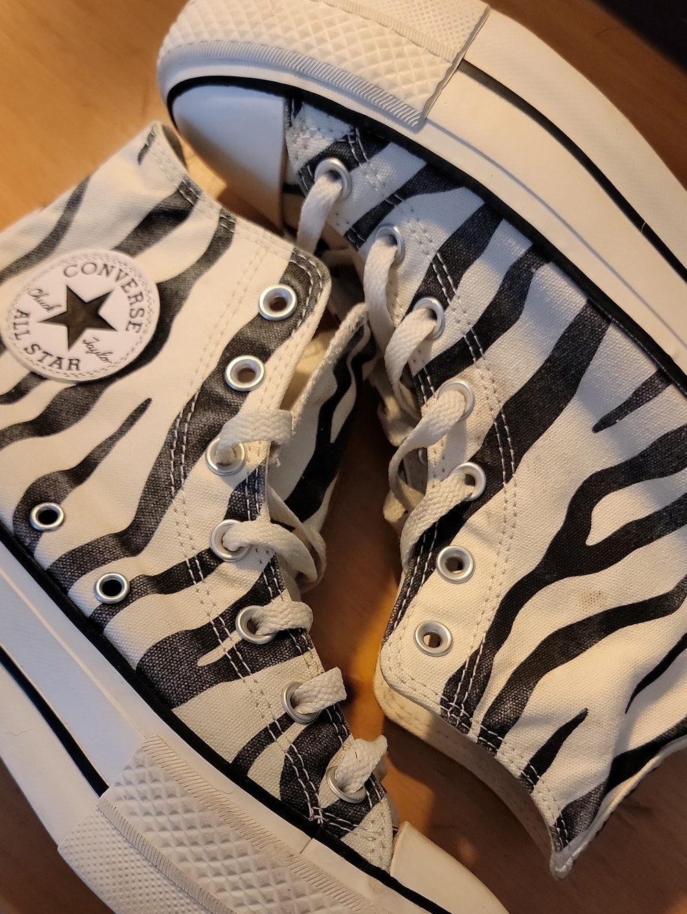 Chuck Taylor Converse All Star Hightops Zebra Stripes Men Sz 7, Woman Sz 9